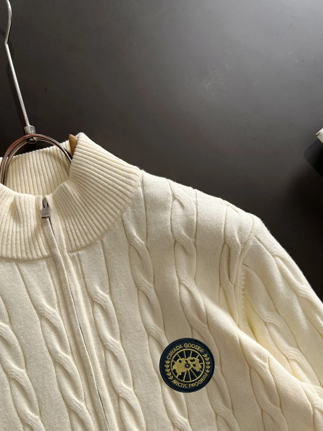 Next day shipping P460 Big Goose 2025 official website latest winter sweater, popular items are on sale at the counter simultaneously! Specially made of wool blended fabric. It feels comfortable and can be directly in contact with the skin. The logo badge is exquisitely embroidered, which is extremely eye-catching! The details highlight the fashionable charm of big brands. Exquisite workmanship. Three-dimensional cutting style. The wearing effect is invincible and handsome! All three standards are complete! Size: M-3XL